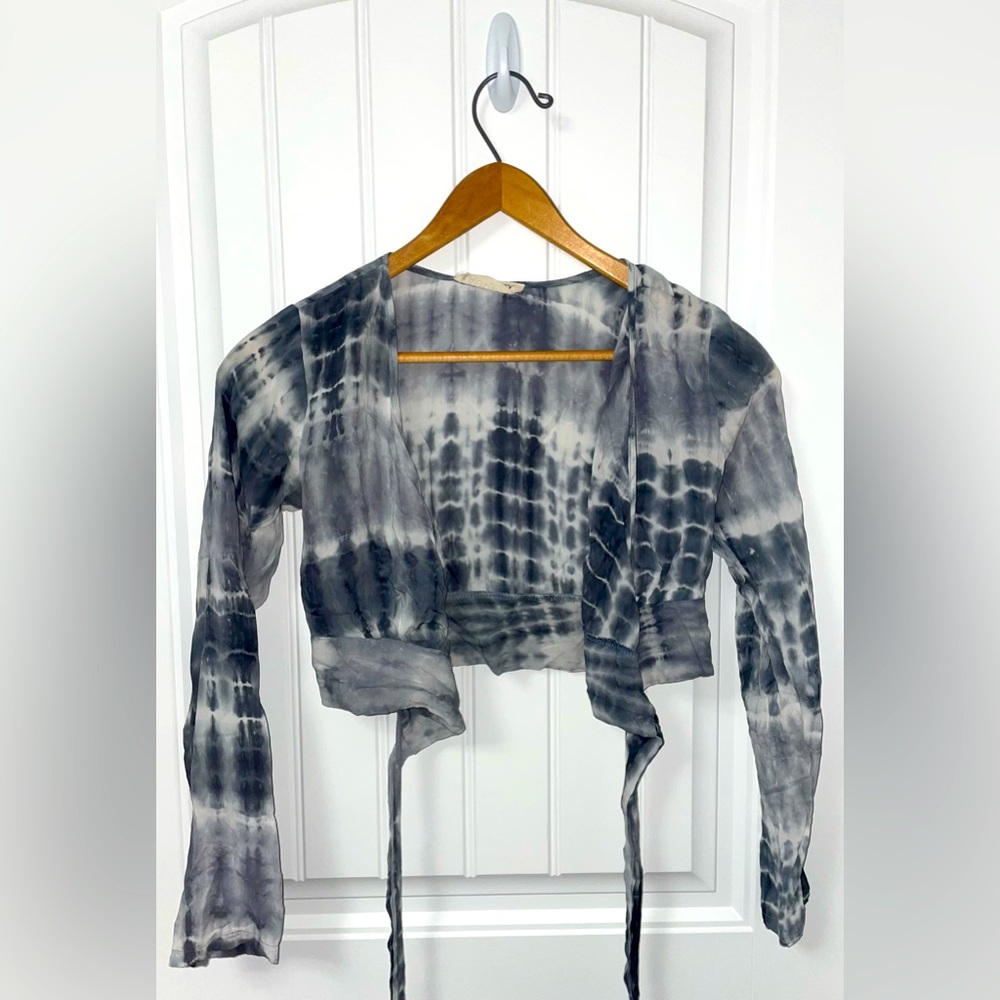 Wrap around long sleeve grey and white tie-dye crop top.